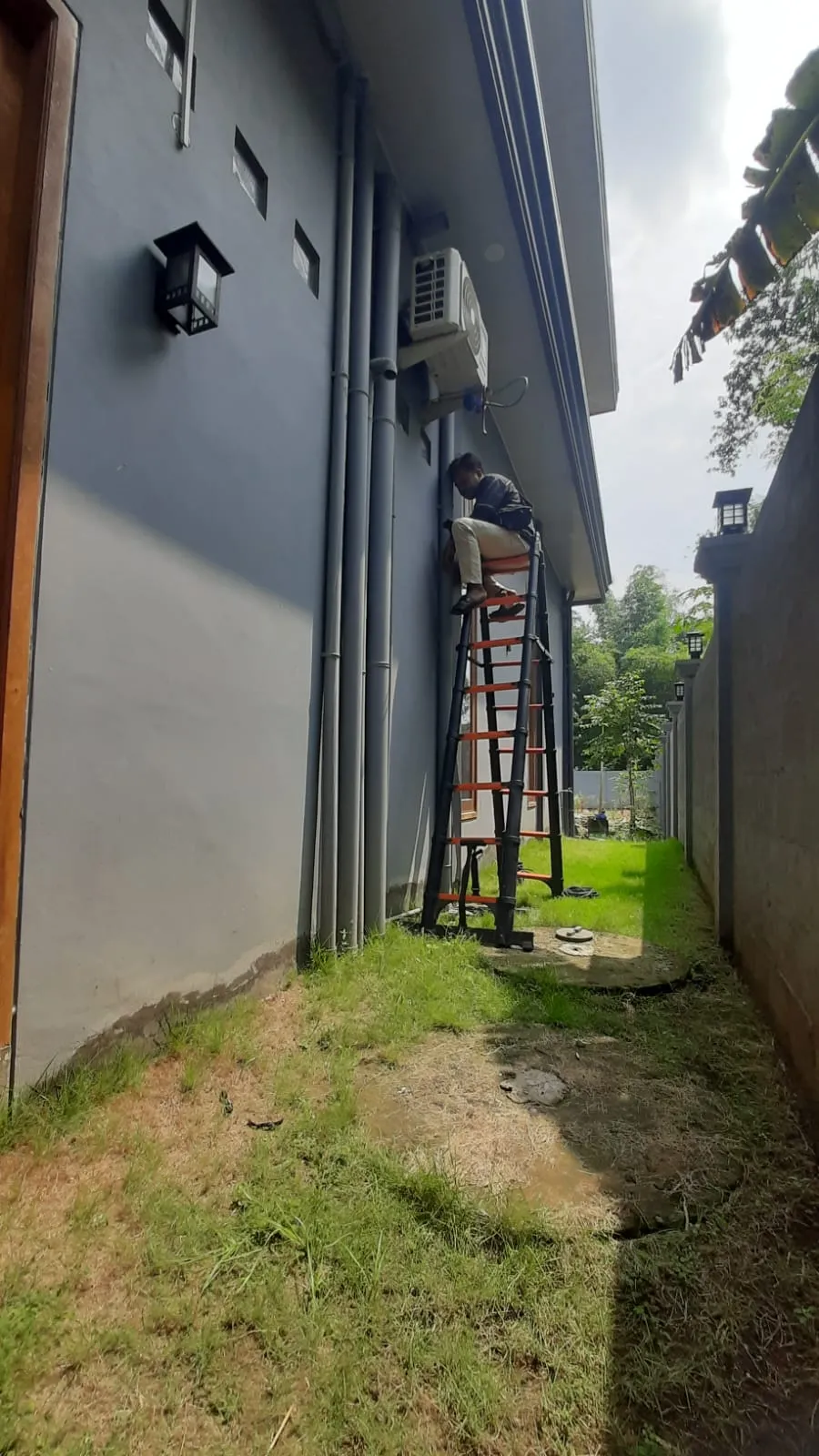 Pembersihan komponen AC oleh Reparasi AC Surabaya