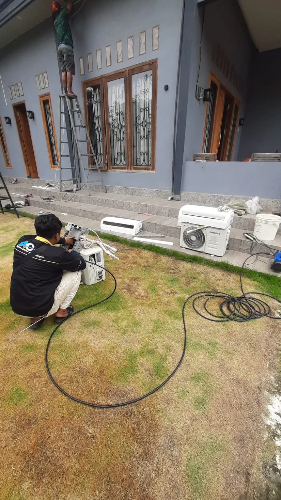 Teknisi AC Reparasi AC Surabaya sedang melakukan service