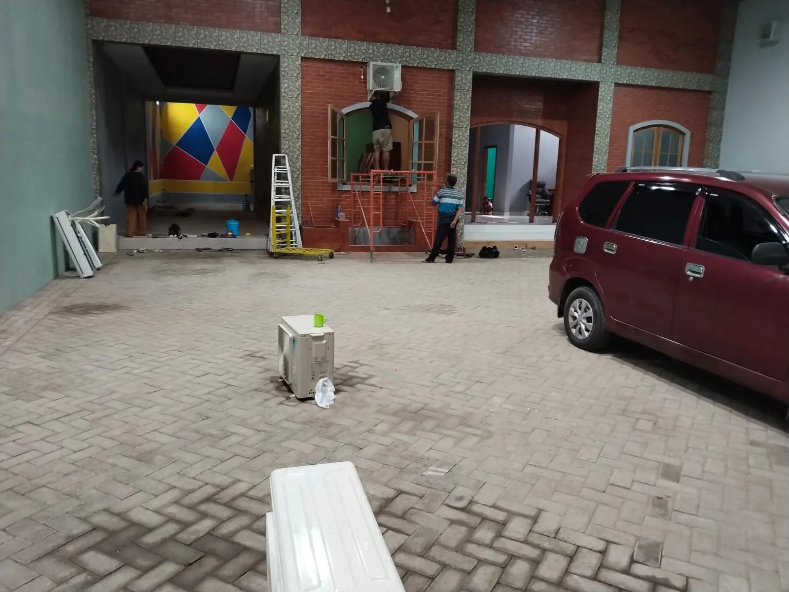 Teknisi sedang bekerja
