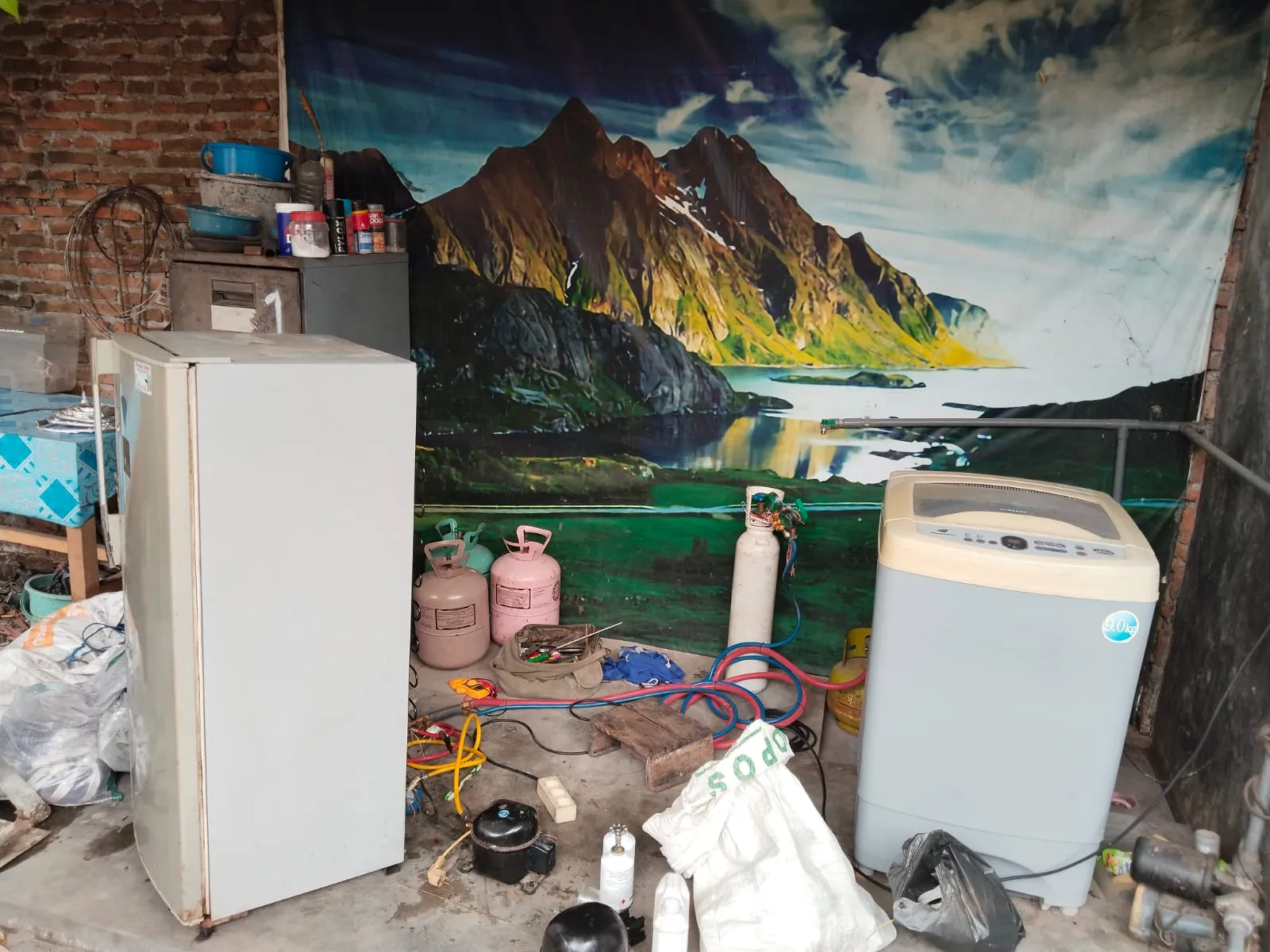 Proses instalasi unit AC
